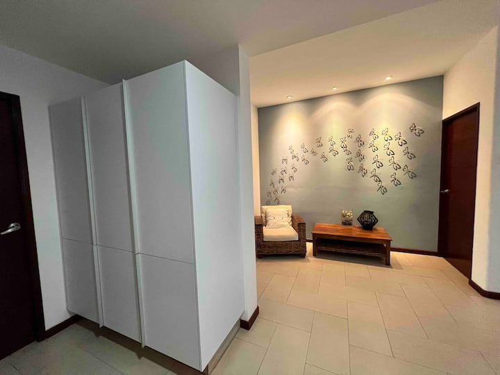 منطقة المؤن والثلاجة في المطبخ