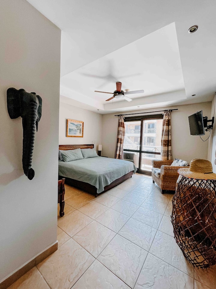 Dormitorio principal; balcón con vistas al mar, la playa y la piscina con capacidad para 4 personas y una mesa. 