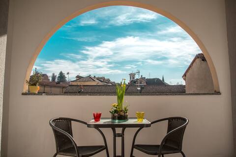 The loggia on Acqui. Center, wi-fi, a/c, elevator.
