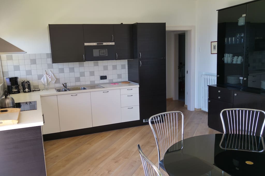 Cucina con lavastoviglie e microonde