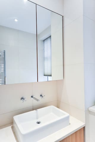 3 Bedrm near Hyde Park, Knightsbridge,Harrods gallery image 5