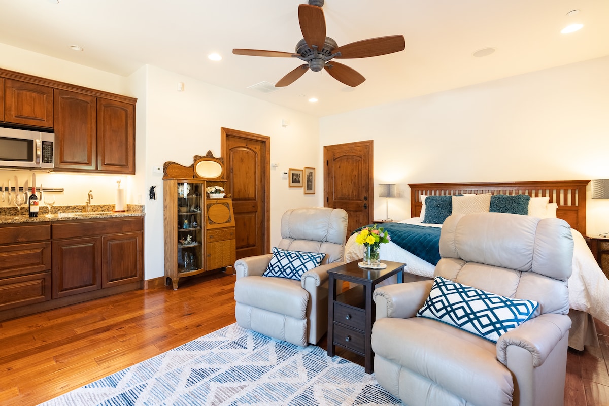 Top performing Airbnb: Tranquil Cottage Retreat with a Stunning Outdoor Area in Shea Corridor