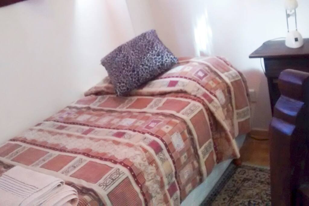 Tiene una cajonera grande, mesa y silla