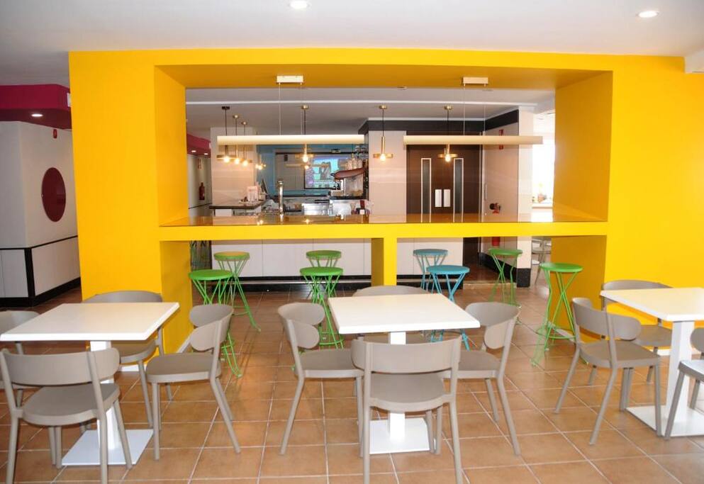 Este alojamiento está a 2 minutos a pie de la playa. Se encuentra a 2 minutos a pie de la playa de Peñíscola, en la Costa del Azahar. Dispone de terraza con piscina al aire libre disponible durante los meses de verano.
El departamento es amplio y luminoso y cuentan con terraza, aire acondicionado, cocina y TV vía satélite.
Cuenta con un restaurante bufé, una cafetería y un bar terraza. También ofrece un programa de animación. Piscinas para adultos y niños.
Está situado en Peñíscola, que cuenta con muchas tiendas, bares y restaurantes. Además, podrás visitar el castillo del Papa Luna y los puertos de Peñíscola y Benicarló.