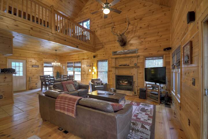 Clear Creek Cabin Is A Peaceful And Quite 4 Bed 2 Bath Cabin That