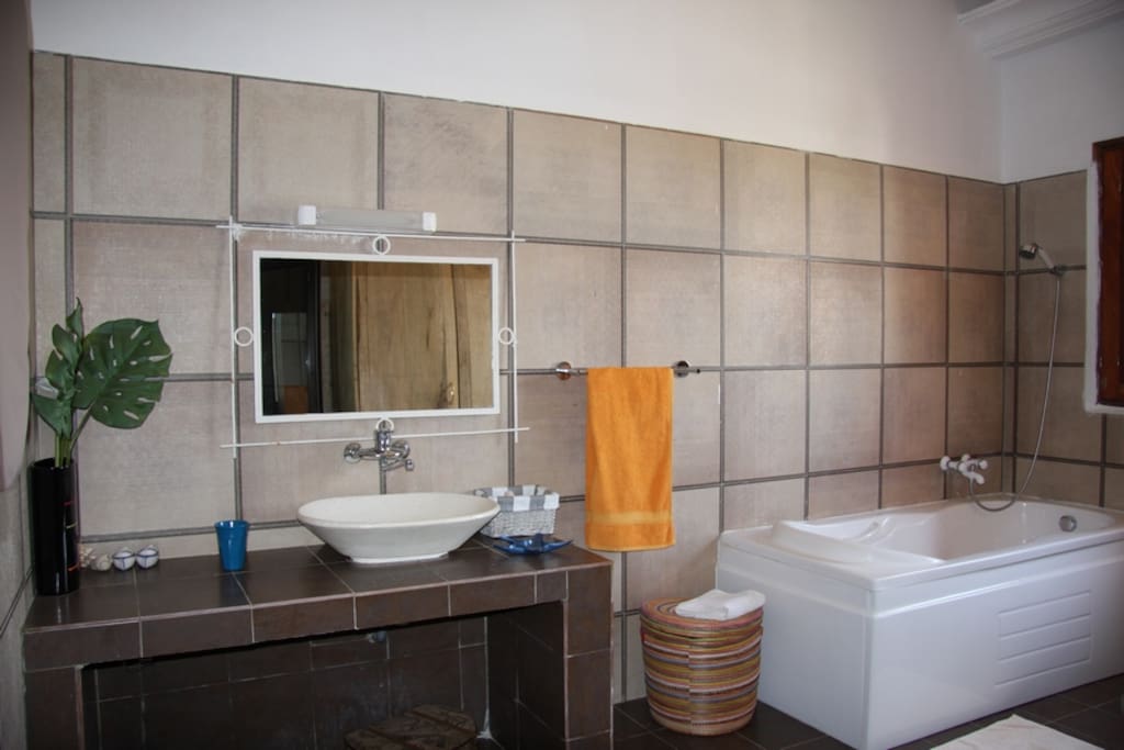 salle de bain avec baigoire