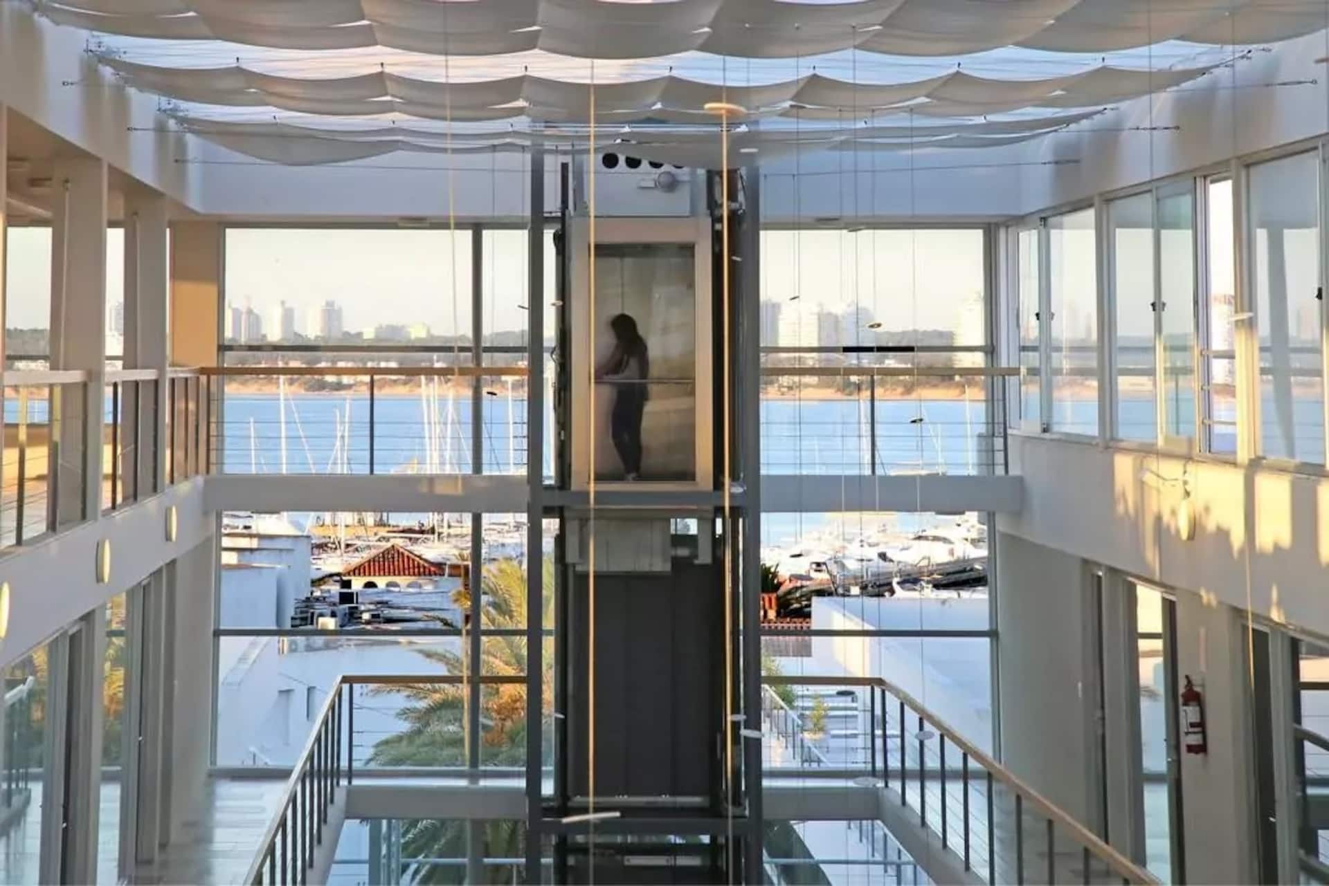 Exceptional New and Modern Apartment, steps from the Port