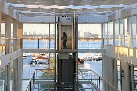 Exceptional New and Modern Apartment, steps from the Port