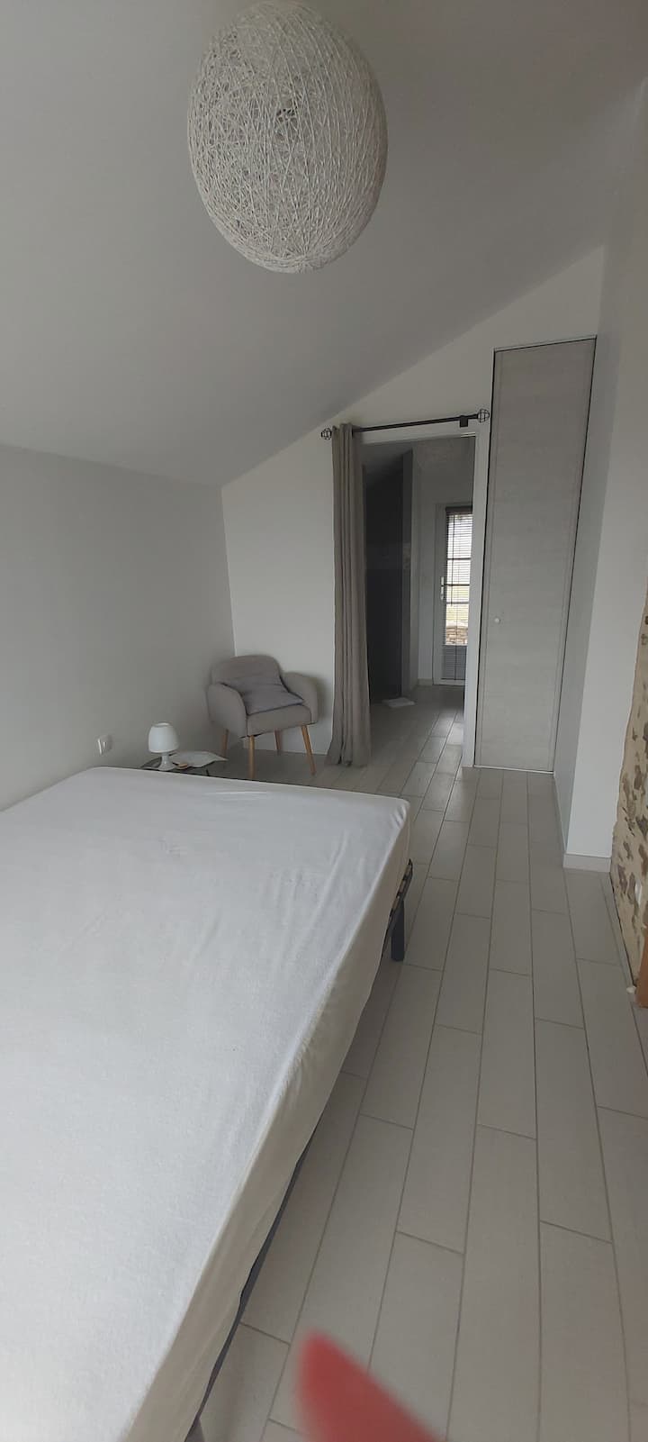 Chambre parentale rdc avec mit 160x200cm. Draps fournis mais lits non faits à l arrivée.