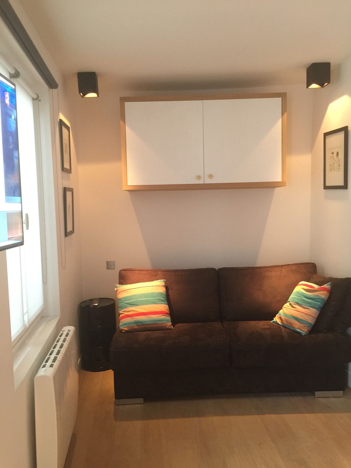 sofá y cómoda colgante para el almacenamiento 