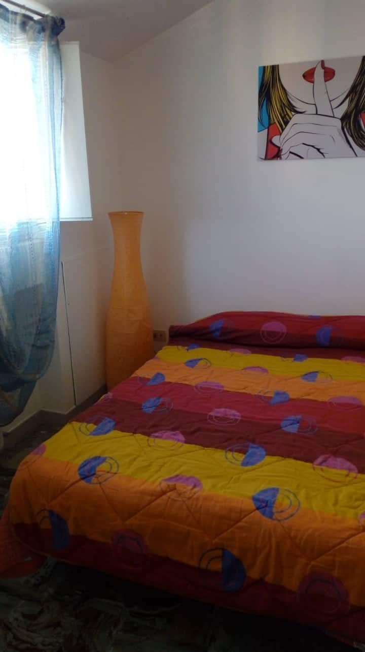 Спална соба со брачен кревет 