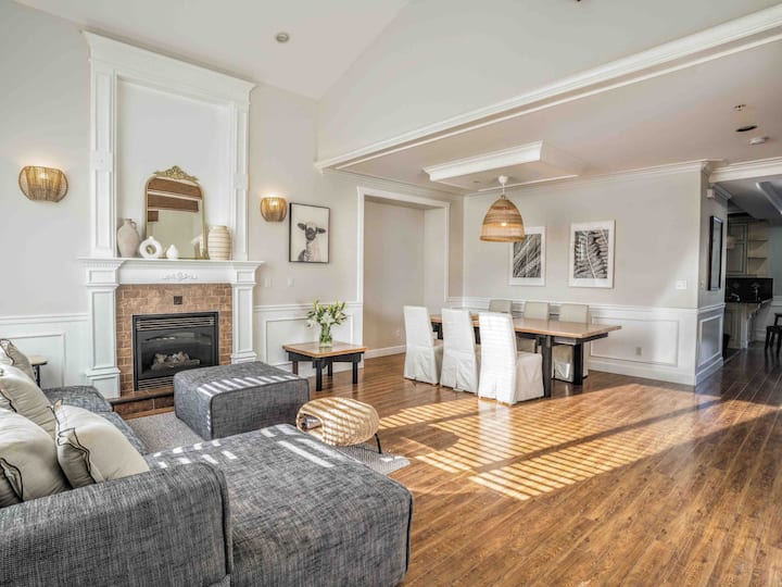 Luxury Master Suite With Jacuzzi Tub In A House - Surrey