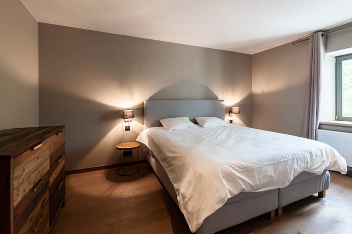 Slaapkamer met tweepersoonsbed (2p.) 1e verdieping
Slaapkamer tweepersoonsbed 1e verdieping (2p.)