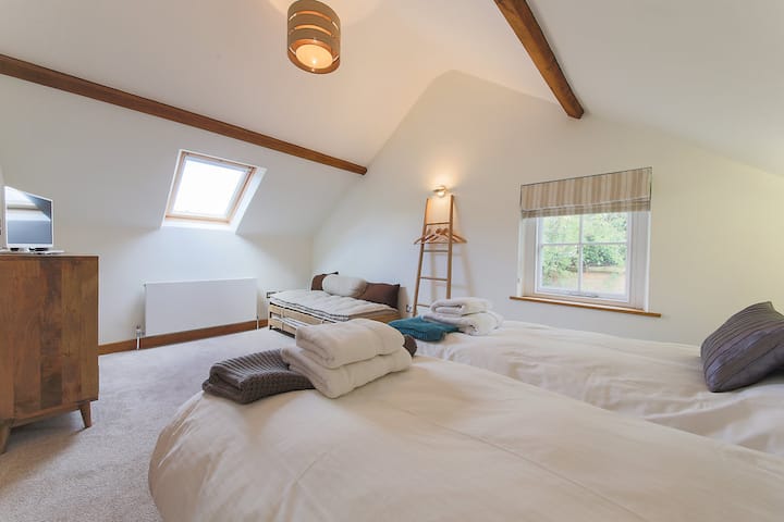 El segundo dormitorio puede ser doble o una cama tamaño king, según lo solicitado, además de un sofá cama