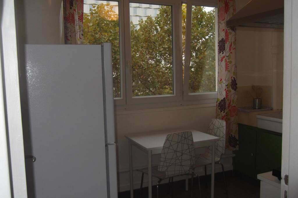 Cuisine avec four micro onde, plaque induction, vaisselle et ustensilles