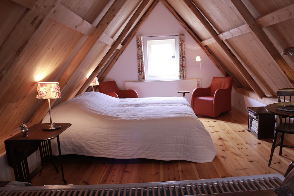 Romantische kamer aan de achterkant van het bakkershuisje.