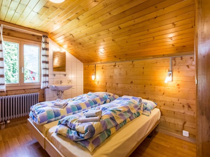 Ოთახი 2 საწოლით და ხელსაბანით