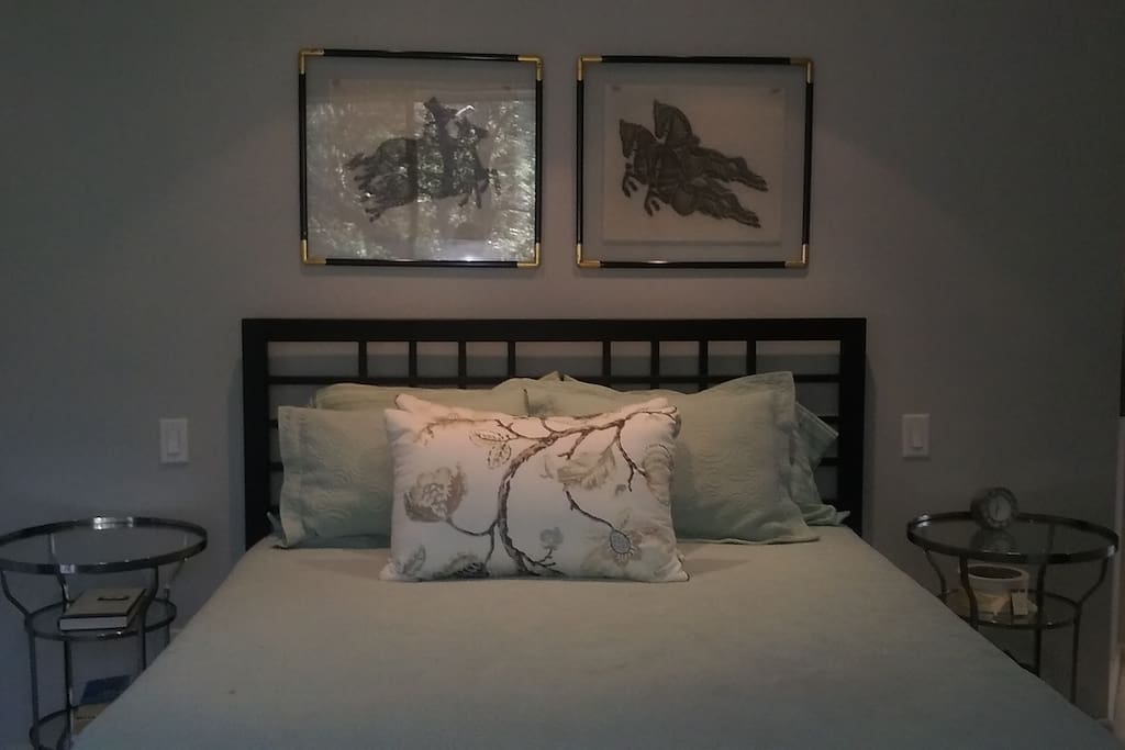 Queen size bed, memory foam mattress, choice of blanket or duvet.