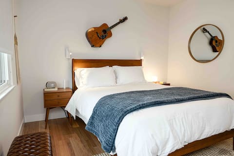 Top performing Airbnb: Lalaland Bungalow- 1bed/1bath in Los Angeles