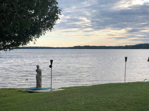 The Lakeview Cottage