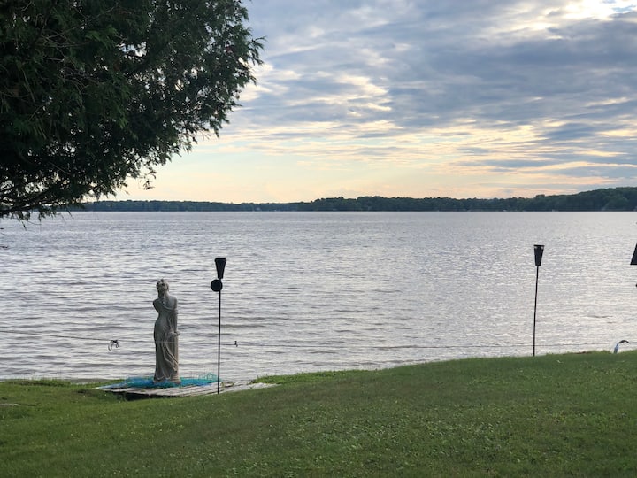 The Lakeview Cottage