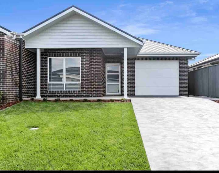 Newly built modern 3 bedroom family house Houses for Rent in Goulburn