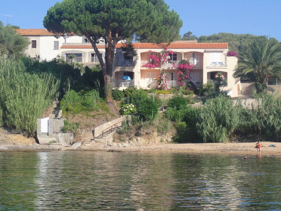 La résidence vue de la mer