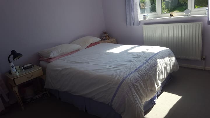 Private room with ensuite shower close to beach