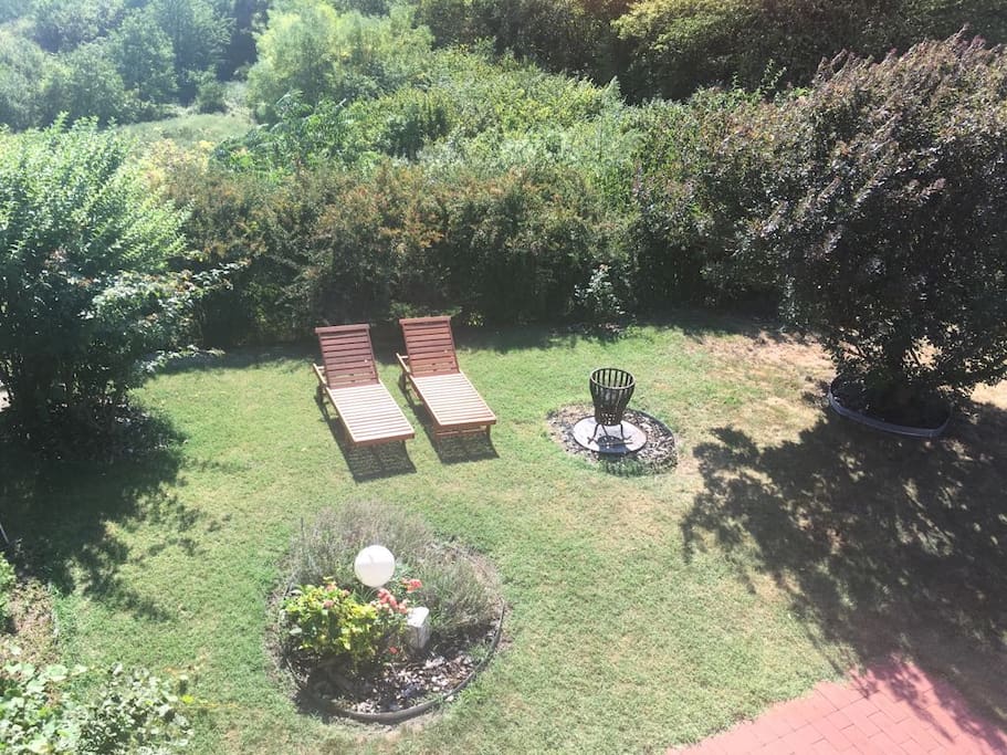 Sonniger Garten mit 4 Holzliegen, sunny garden with shady places to relax