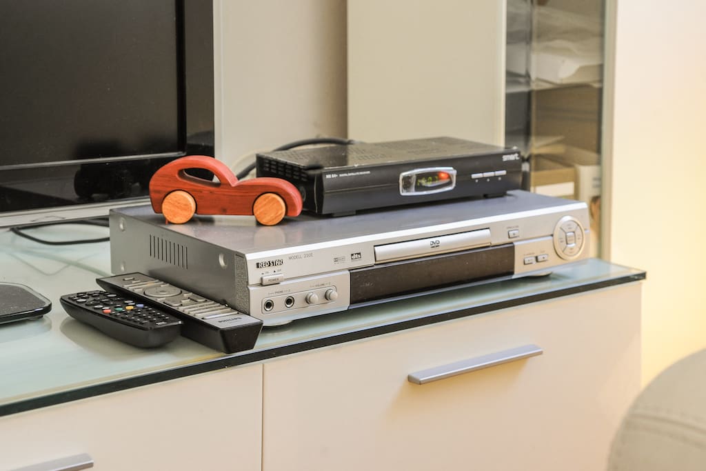 Flatscreen mit Sat Anlange und DVD Player