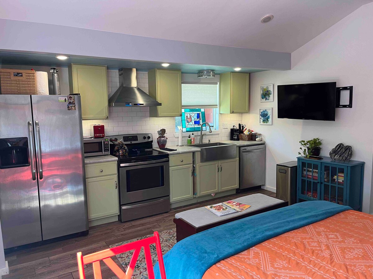 Backyard casita in heart of Austin-walk to dinner!