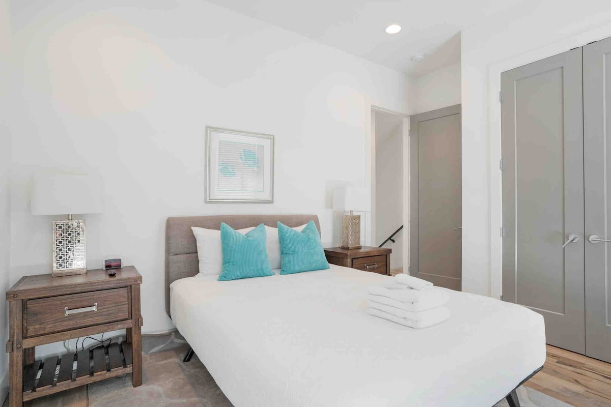 חולמים על חדר שינה מסוגנן ומאורגן? המיטה, השידה והמראה שלנו הם הפתרון המושלם. #BedroomInspo #OrganizedLiving #HomeSweetHome