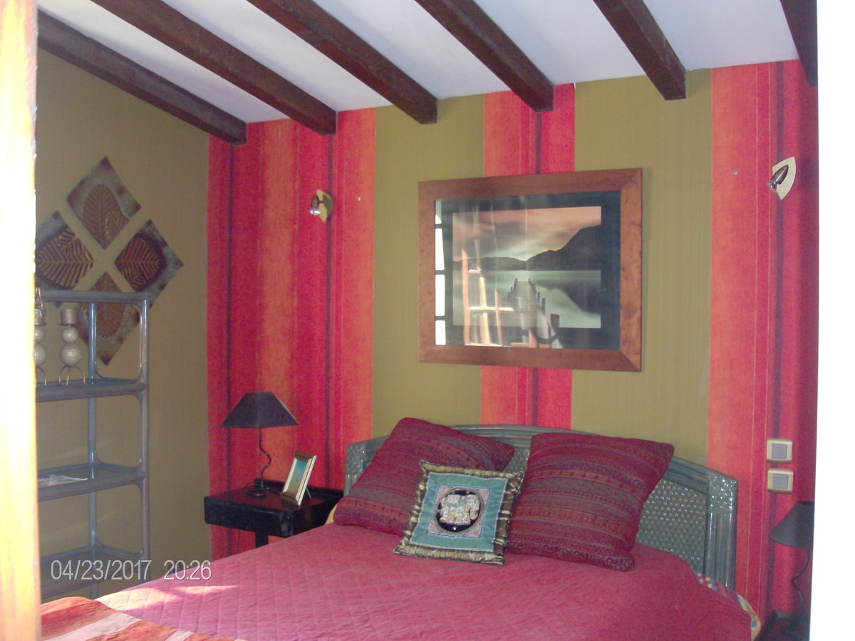 ห้องนอนพร้อมเตียงคู่
ชั้นบน
