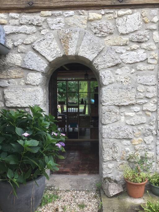 Le charme d'une porte ronde et d'un séjour ouvert sur le jardin...