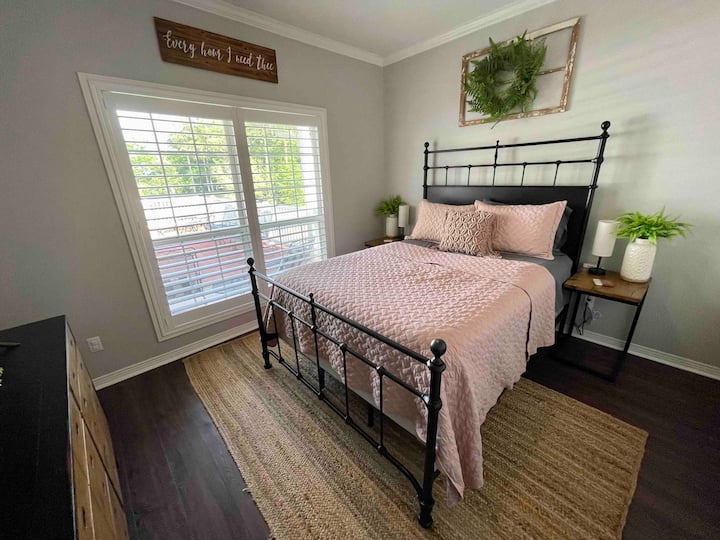 Queen guest bedroom with back of the home lake views. 