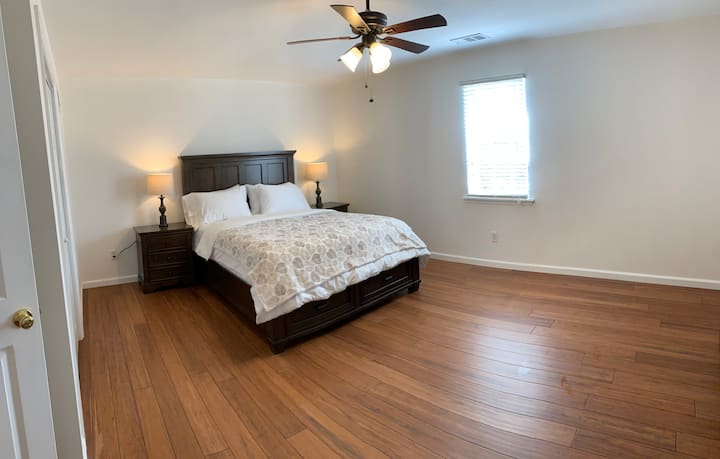 جناح رئيسي ثانٍ كبير في الطابق الثاني