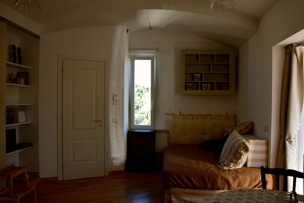 Zona letto alla francese, a sinistra ingresso bagno