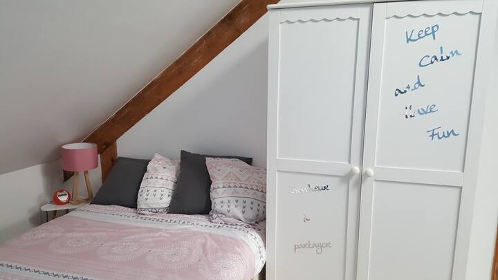 يوجد في غرفة النوم هذه سرير مزدوج 140×200 وسرير فردي 80× 200