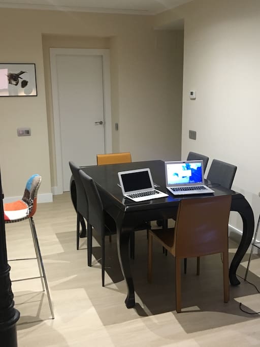 Comedor para 6 personas, extensible a 8.