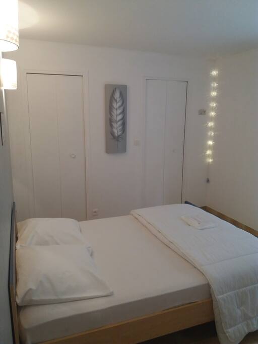 Accès direct de la chambre vers le coin penderie et salle de bain.