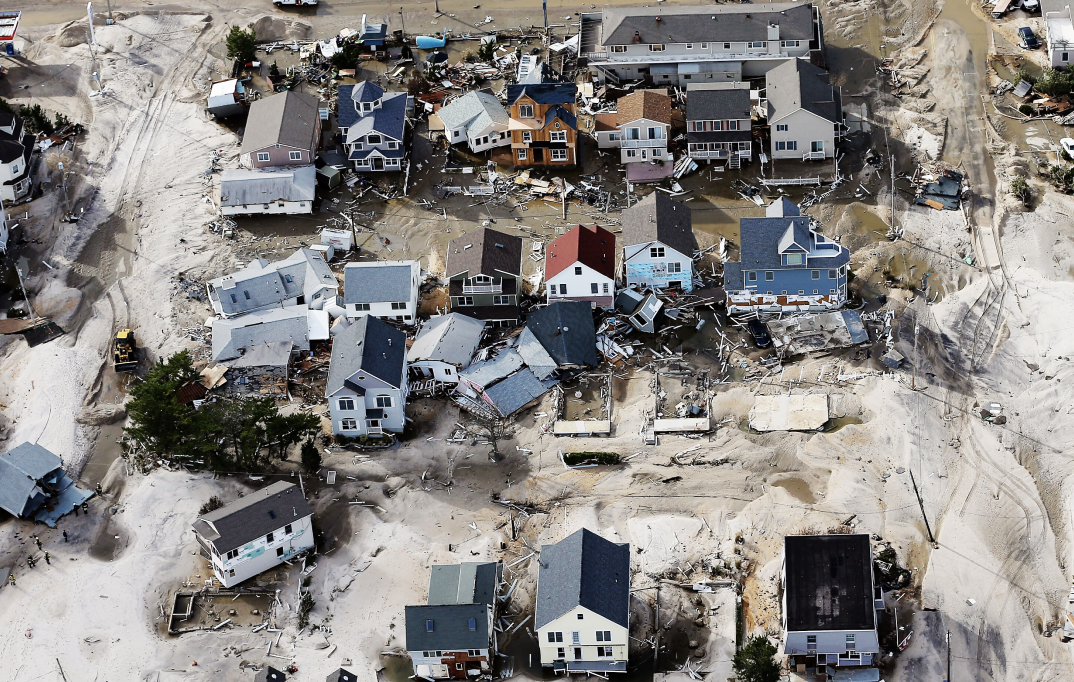 Vista aérea de casas dañadas tras el paso del huracán Sandy