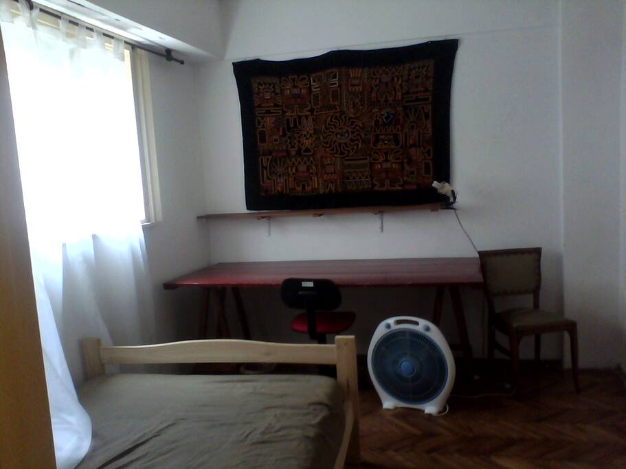 mesa de trabajo habitación naranja