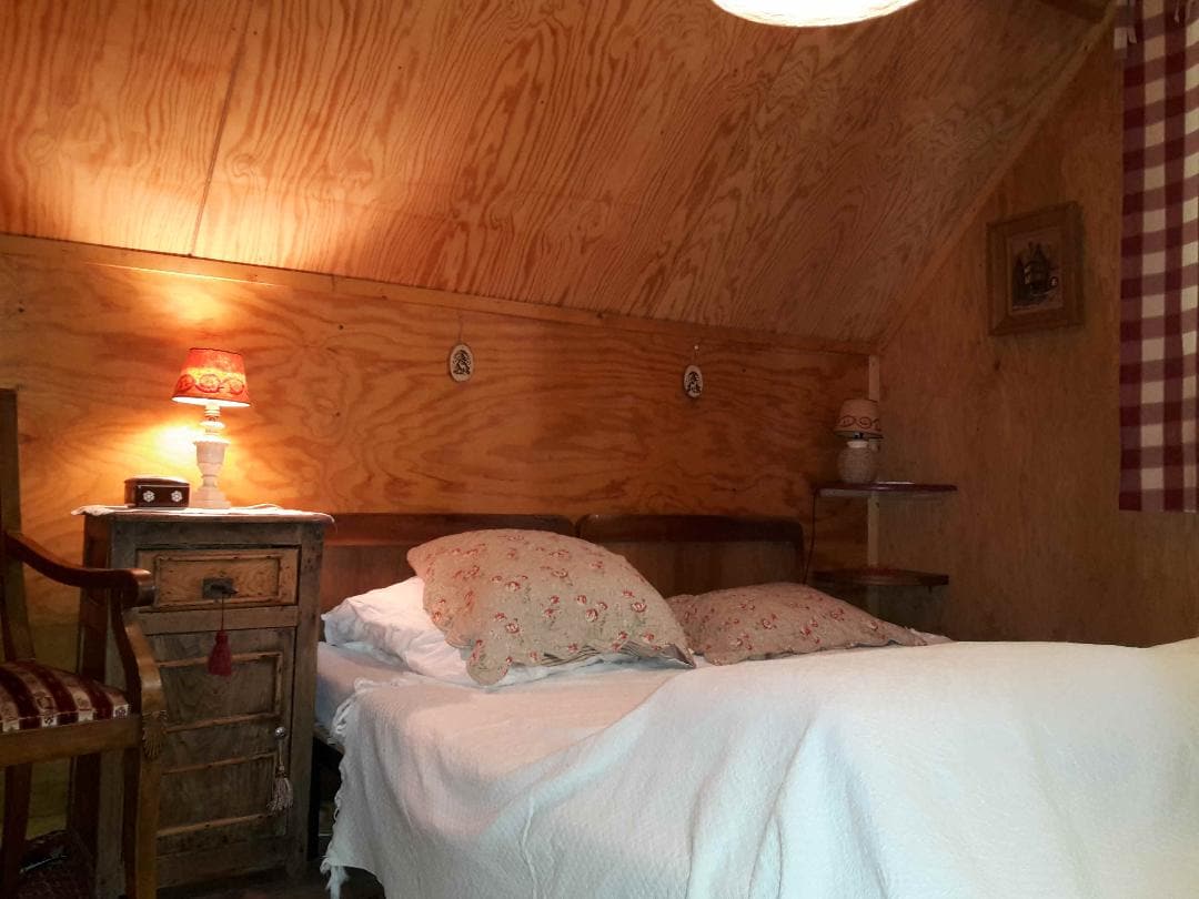 غرفة نوم صغيرة 2 سرير تسمى "الدببة"، في الأول و.