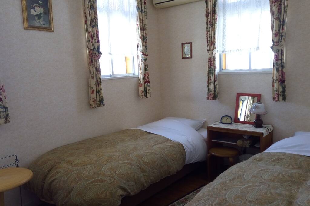 ツインのお部屋です。窓からは白馬三山の眺望