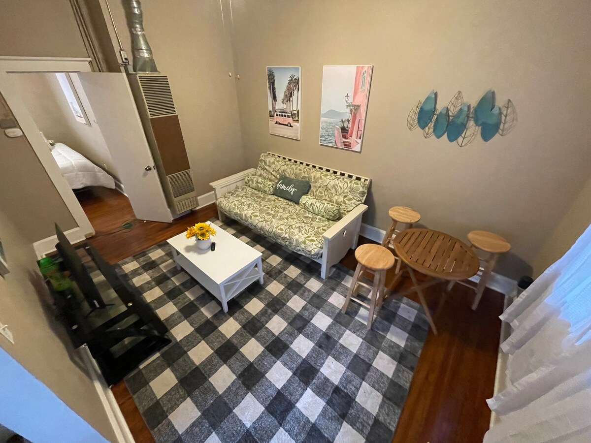 TOM PETTY’s Home 2 of 2 One Bedroom Near UF Condominiums for Rent in