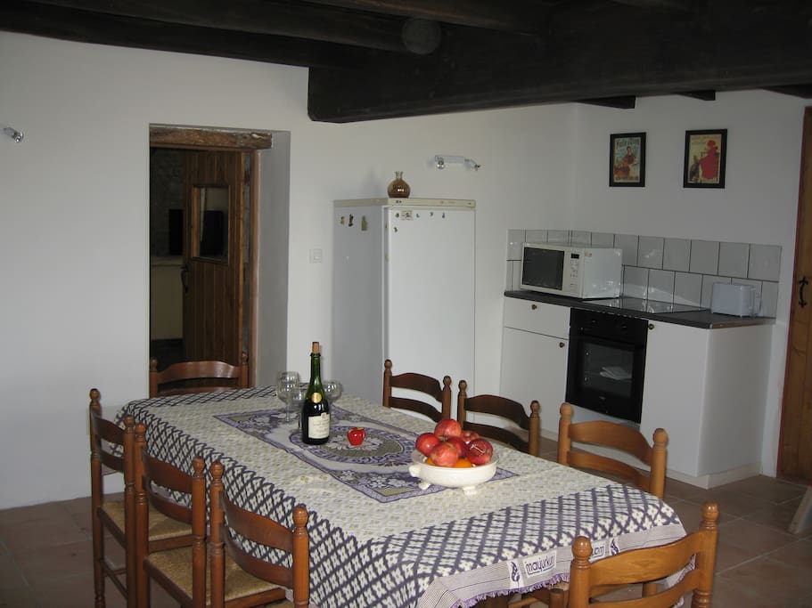 Well equipped kitchen/dining room