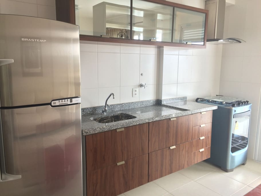 Cozinha planejada com geladeira e figão