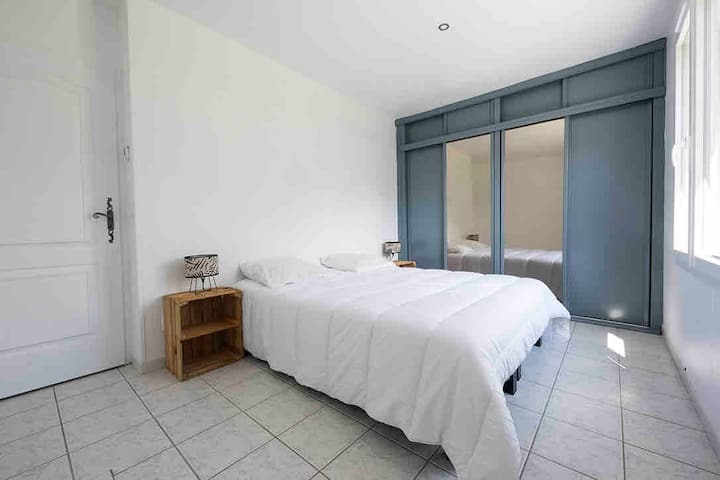 سرير 160 سم
أو 2 سرير 80 سم
مدخل حمام سباحة بإطلالة على الحديقة 
شاشة نافذة غرفة مشرقة 
 