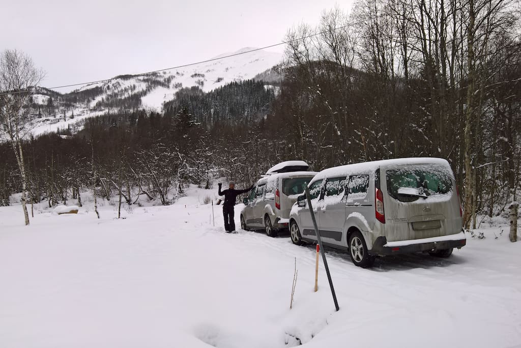 Free parking, 200 meter from the cabin. In the background you can see one of two ski resorts in Rauland. Easy walking distance to the ski resort from the cabin, only 5-10 min walk/ Det er gratis parking, som ligger 200 meter fra hytta. I bakgrunnen ser du alpinsenteret i Rauland. Som ligger kun 5-10 min gå avstand fra hytta.