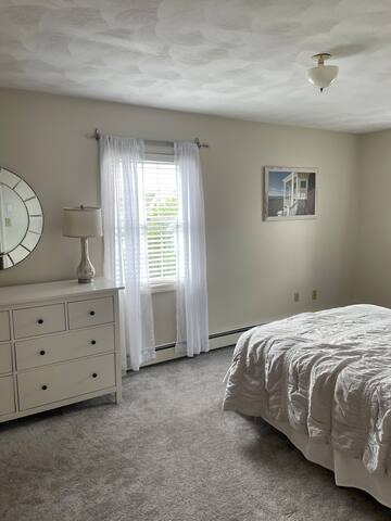 SUMMER RENTAL 3 bdrm with garage & fenced-in yard! gallery image 3